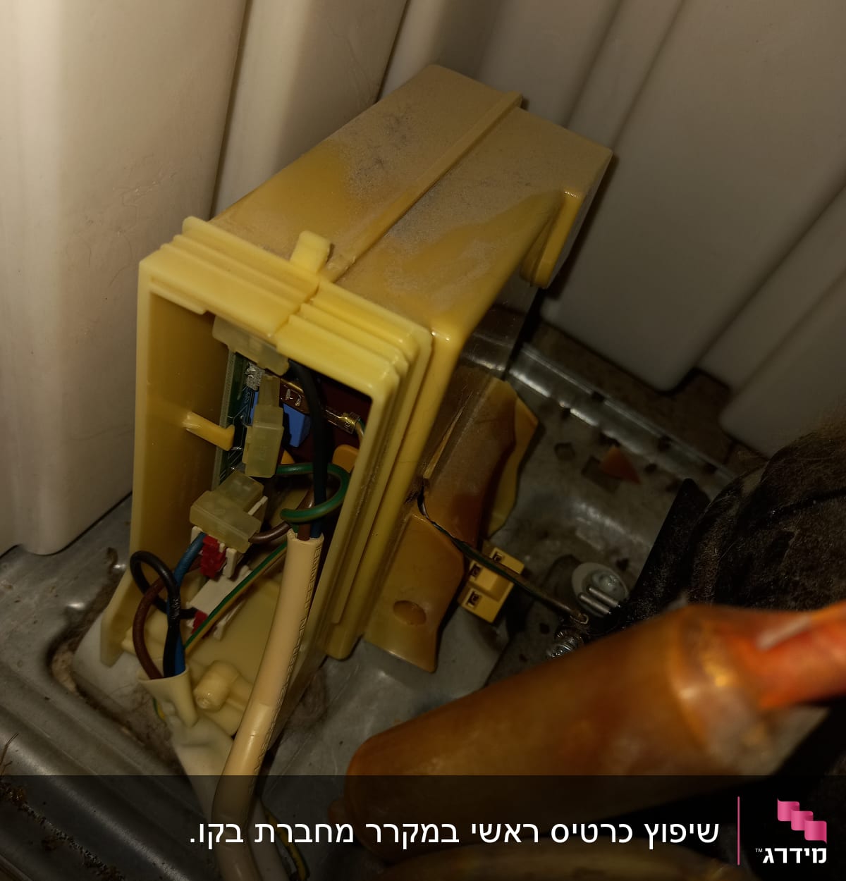 חוטים וצינורות במערכת קירור מקרר
